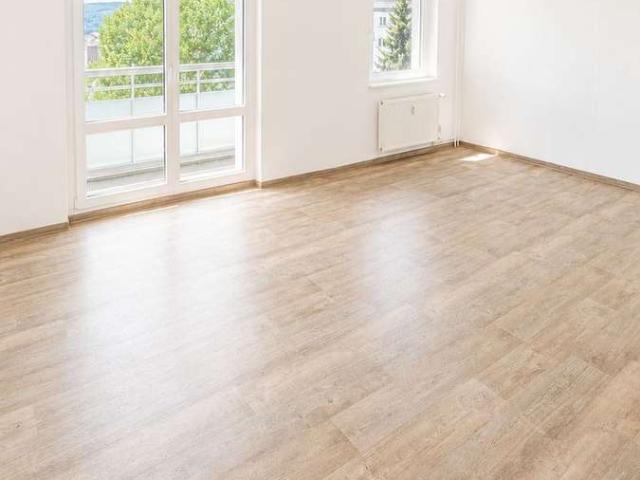 Frisch renovierte 2 Raum Wohnung zu vermieten! Mit Balkon und Stellplatz