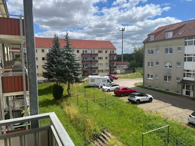 Frisch renovierte 2 Raum Wohnung mit optimaler Bahnanbindung