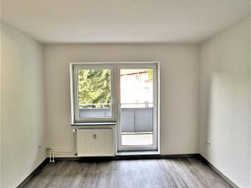 Frisch renovierte 2 Zi. Whg. mit neuer Einbauküche und Balkon