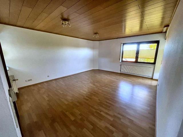 Frisch renovierte 2 Zimmer Wohnung mit Balkon, Einbauküche und Garage in Maxdorf