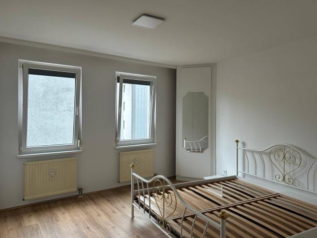 Frisch renovierte 2 Zimmer Wohnung mit Balkon, Lift & hochwertigen Maßmöbeln in Linz