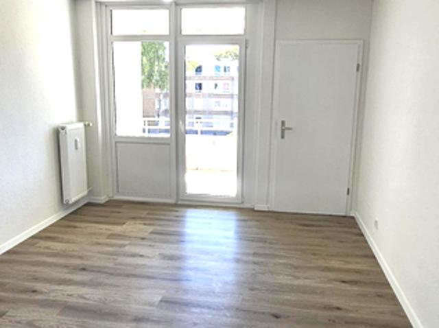 Frisch renovierte 2 Zimmer Wohnung mit Balkon und modernem Bad!