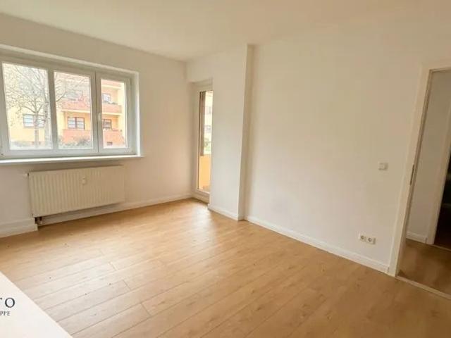 Frisch renovierte 2 Zimmer Wohnung mit Balkon und Duschbad in grüner Siedlungslage