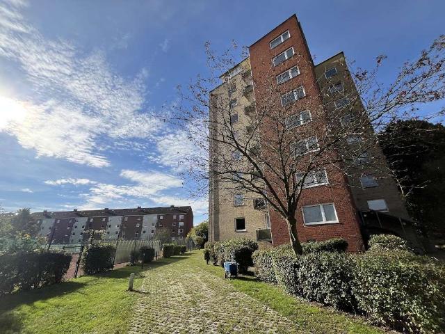 Frisch renovierte 2 Zimmer Wohnung mit Balkon und Tageslichtbad mit Wanne