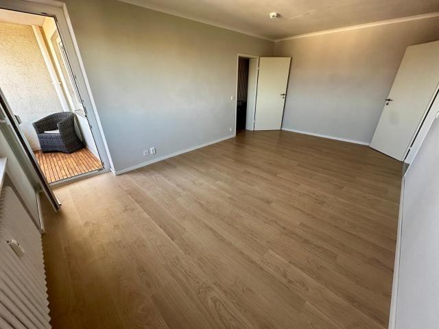 Frisch renovierte 2 Zimmer Wohnung mit Balkon und Weitblick – Sofort Bezugsfrei!