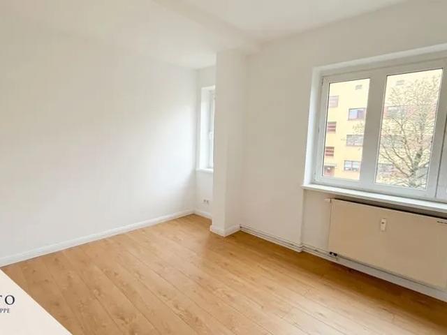Frisch renovierte 2 Zimmer Wohnung mit Einbauküche, Wannenbad und Balkon ins Grüne