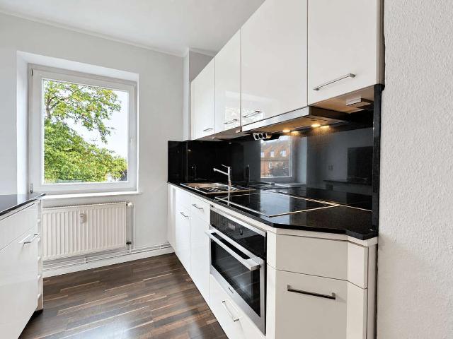 Frisch renovierte 2 Zimmer Wohnung mit exklusiver Einbauküche