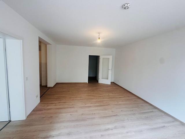 Frisch renovierte 2 Zimmer Wohnung mit großem Südbalkon in stadtnaher Lage