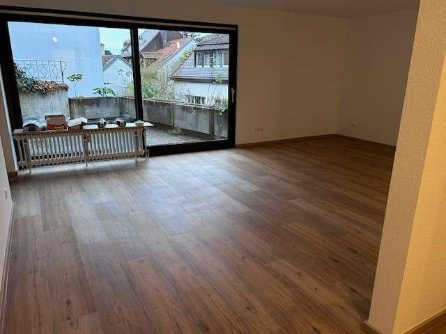 Frisch renovierte 2 Zimmer Wohnung mit großzügiger Terrasse und Garage