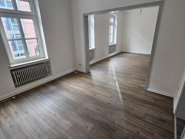 Frisch renovierte 2 Zimmer Wohnung mit hellem Wohnbereich in zentraler Lage
