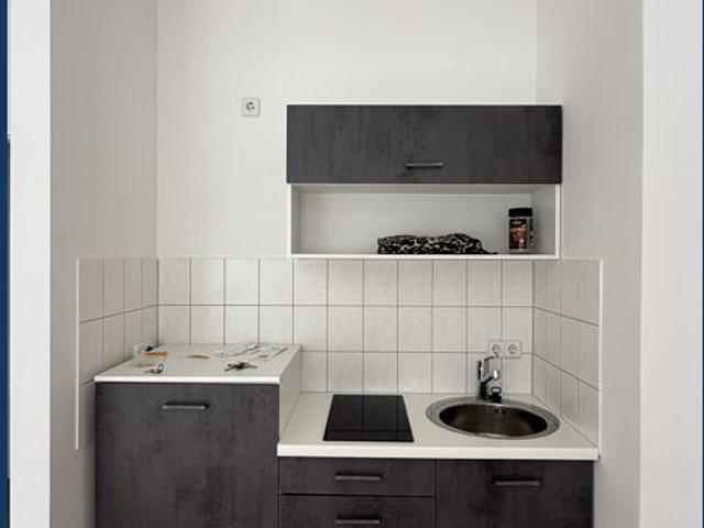Frisch renovierte 2 Zimmer Wohnung mit moderner EBK in Erdgeschoss Lage