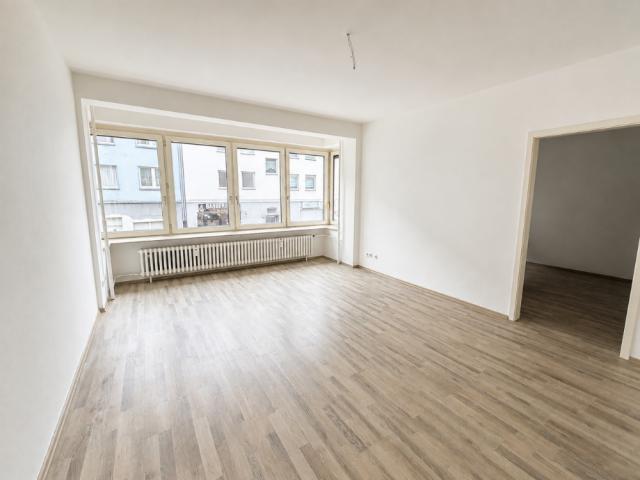 Frisch renovierte 2 Zimmer Wohnung mit neuem Laminat & Tageslichtbad