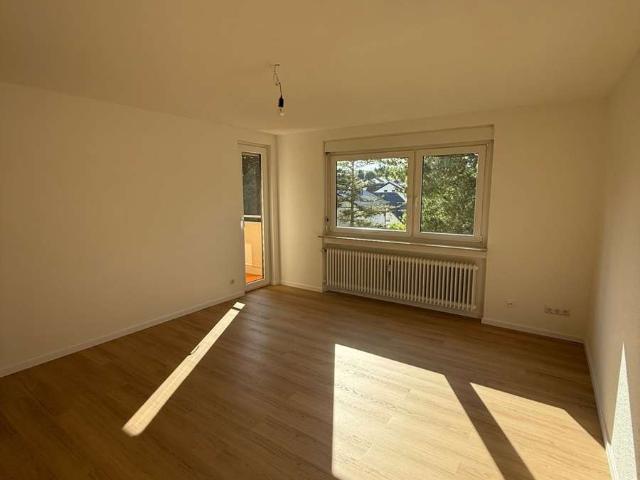 Frisch Renovierte 2 Zimmer Wohnung mit Neuer Küche & Balkon in Bad Soden
