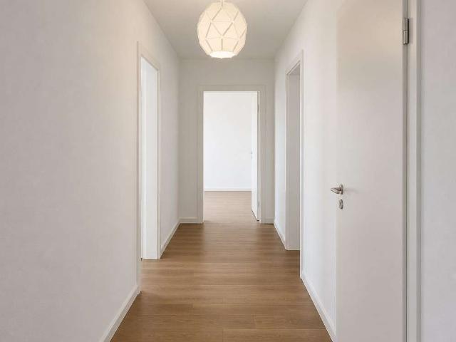Frisch renovierte 2 Zimmer Wohnung 64 qm mit verglastem Balkon & Tiefgarage – zentral in Möhringen