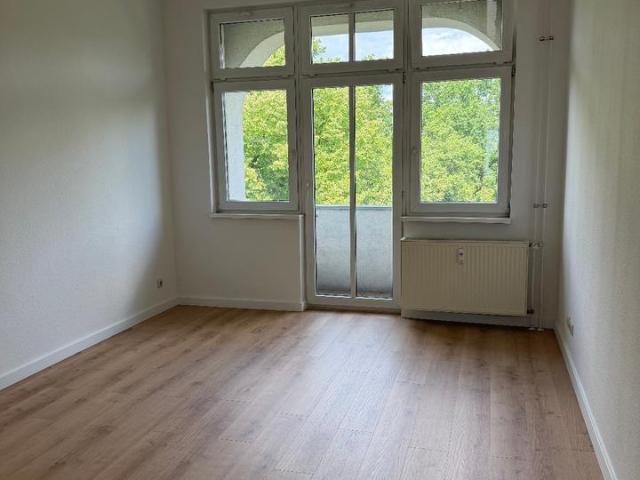 Frisch renovierte 2 Zimmer Altbauwohnung mit kleinem Balkon