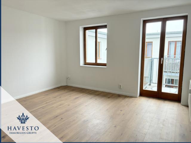 Frisch renovierte 2 Zimmer Dachgeschosswohnung mit Balkon, EBK & modernem Bad perfekt für Azubis
