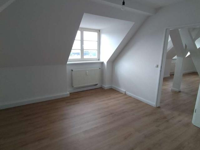 frisch renovierte 2 Zimmer Dachgeschosswohnung, Bad mit Wanne und Fenster