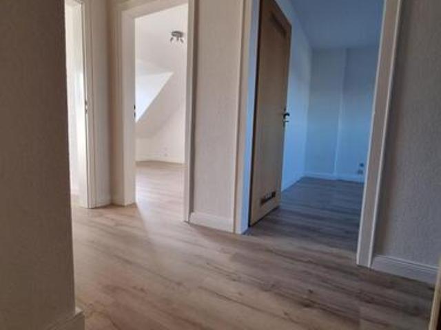 Frisch renovierte 2 Zimmer Dachgeschosswohnung in DU Fahrn