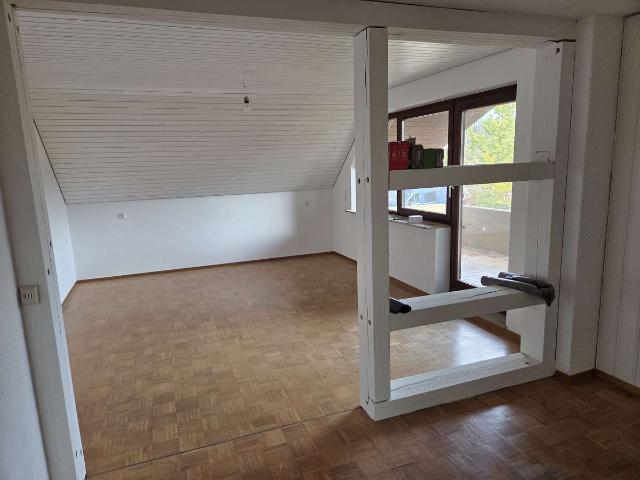 Frisch renovierte 2 Zimmer Dachgeschosswohnung