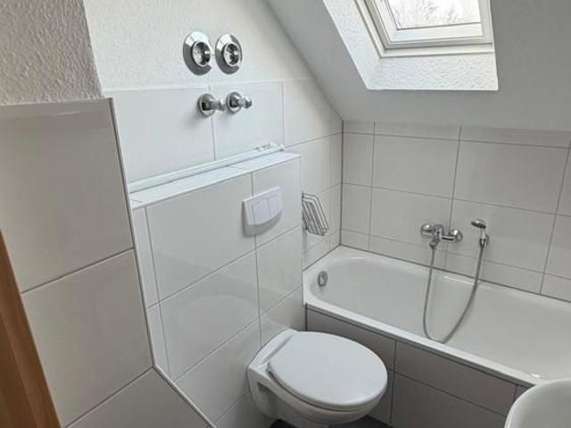 Frisch renovierte 2 Zimmer Dachgeschoss Wohnung mit neuem Bad und Garage in Gelsenkirchen Horst