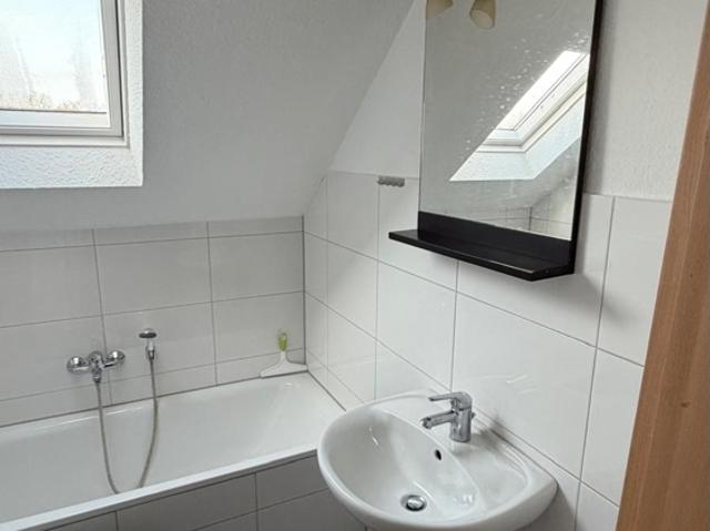 Frisch renovierte 2 Zimmer Dachgeschoss Wohnung mit neuem Bad und Garage in Gelsenkirchen Horst