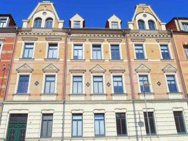 Frisch renovierte 2 Zimmer Dachwohnung mit großem Balkon, Bad mit Dusche und separate Essküche