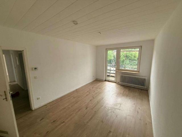 Frisch renovierte 2,5 Zimmer Wohnung in Top Lage inkl. Einbauküche und Balkon!