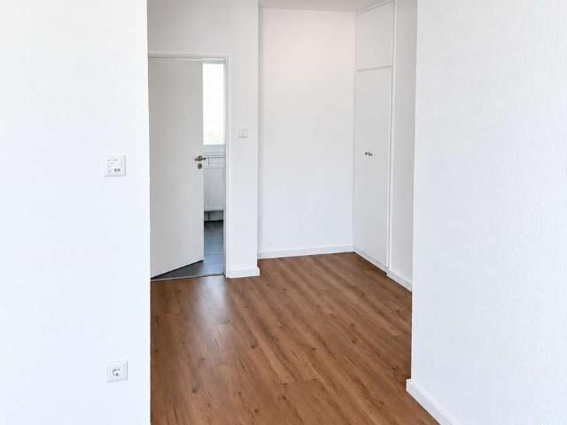 Frisch renovierte 2,5 Zimmer Wohnung mit Süd West Balkon & großem Kellerraum am Ümminger See