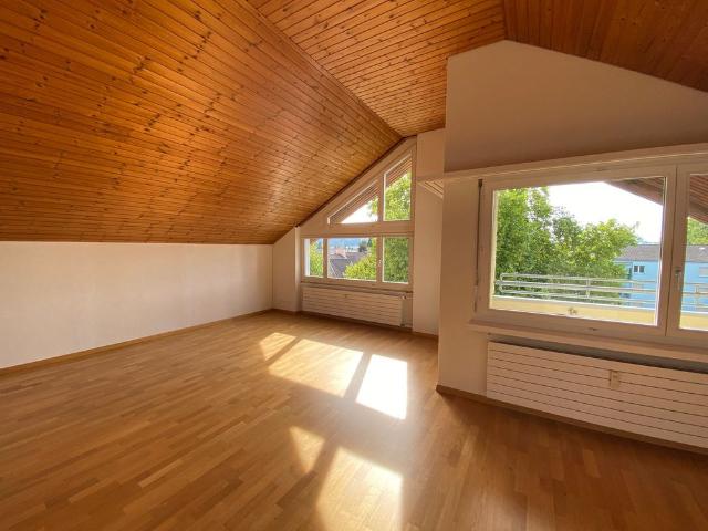 Frisch renovierte 2.5 Zimmerwohnung im Dachgeschoss