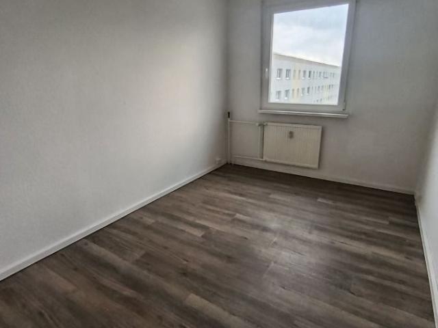 4 Raum Wohnung mit Badewanne und Balkon, frisch gestrichen und mit neuem Bodenbelag