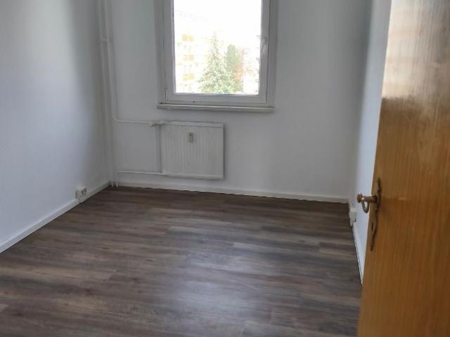 Der neue Bodenbelag ist der Eye Catcher der Wohnung !