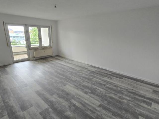 + + frisch renovierte 3 Zi. Wohnung mit Loggia zur Südseite und Aufzug + +