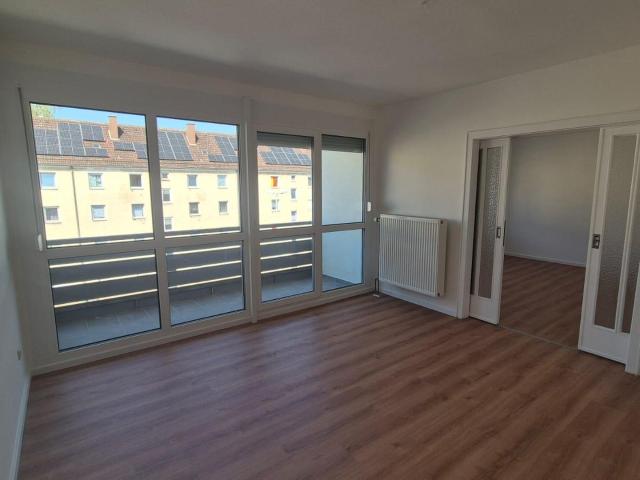 Frisch renovierte 3 Zimmer Wohnung mit Balkon im energetisch modernisierten Mehrfamilienhaus