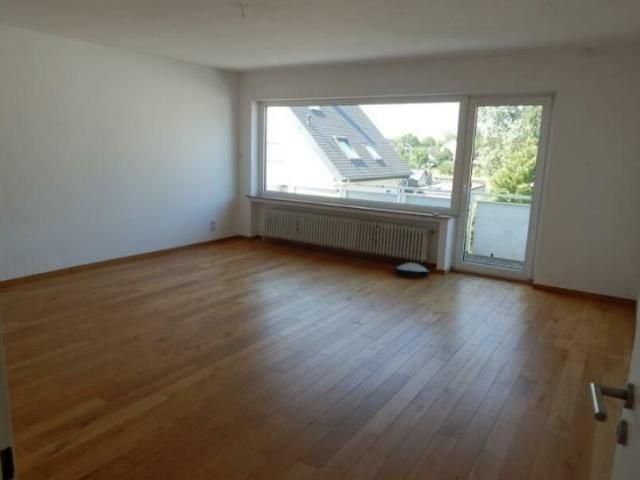 Frisch renovierte 3 Zimmer Wohnung mit Balkon, Loggia & saniertem Bad im gepflegten Zweifamilienhaus
