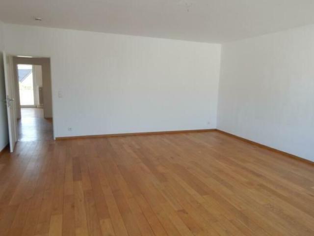 Frisch renovierte 3 Zimmer Wohnung mit Balkon, Loggia & saniertem Bad im gepflegten Zweifamilienhaus