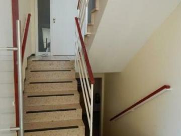 Frisch renovierte 3 Zimmer Wohnung mit Balkon, Loggia & saniertem Bad im gepflegten Zweifamilienhaus