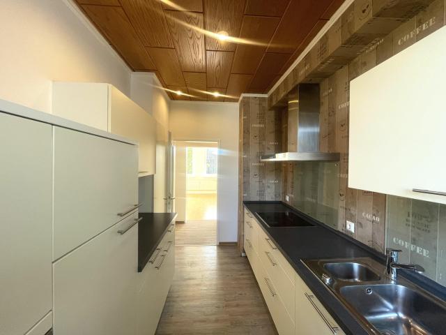 Frisch renovierte 3 Zimmer Wohnung mit neuem Bad, Einbauküche und Stellplatz