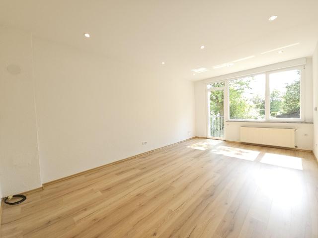 Frisch renovierte 3 Zimmer Wohnung mit neuem Laminatboden in ruhiger & zentraler Lage