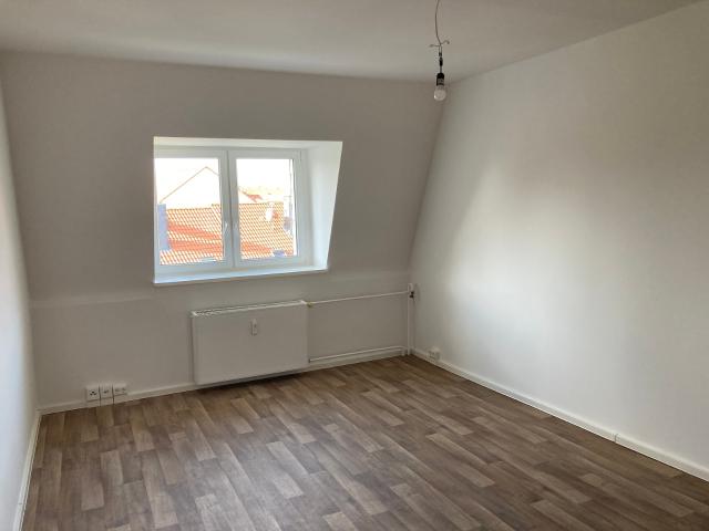 Frisch renovierte 3 Zimmer Wohnung im Dachgeschoss!