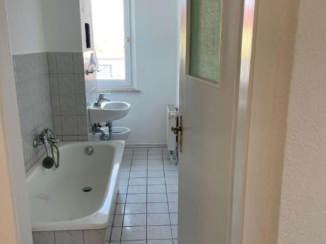 Frisch renovierte 3 Zimmer Wohnung im 2.OG mit Balkon!