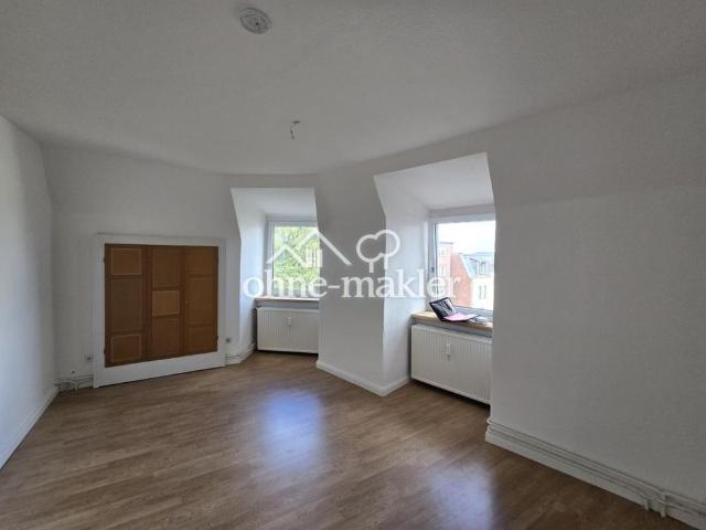 Frisch renovierte 3 Zimmer Dachgeschosswohnung mit Fördeblick und Einbauküche