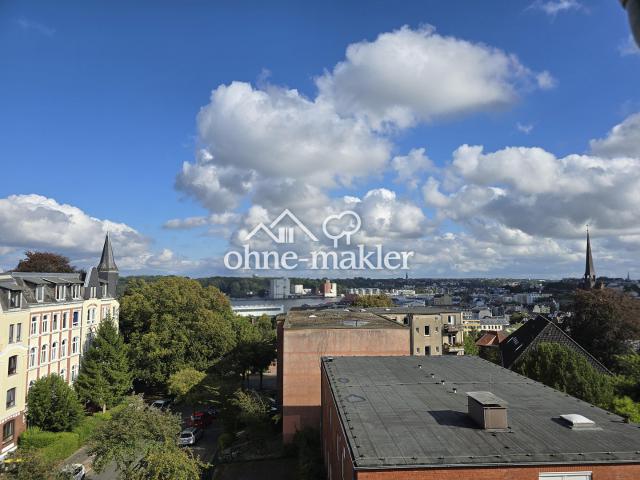 Frisch renovierte 3 Zimmer Dachgeschosswohnung mit Fördeblick und Einbauküche