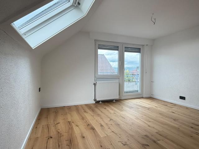 Frisch renovierte 3 Zimmer Dachgeschosswohnung mit Parkett & Balkon in zentraler Lage von Schorndorf