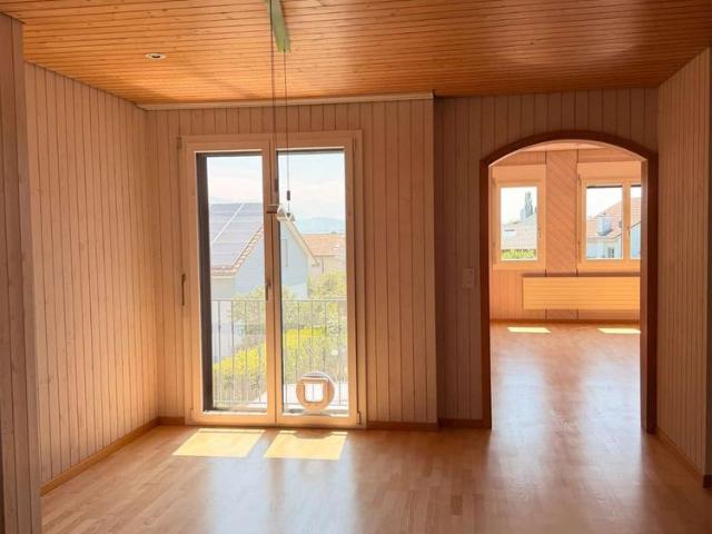 Frisch renovierte 3 Zimmer Dachwohnung an ruhiger Lage