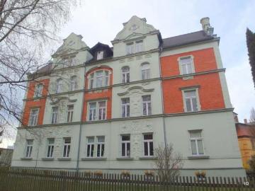 Frisch renovierte 3 Zimmer Dachwohnung mit neuem Designfußboden, sep. Wohnküche & Badewanne