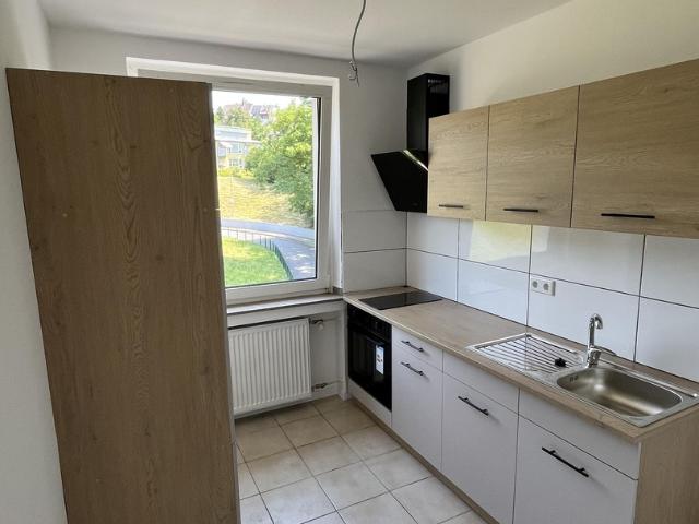 Frisch renovierte Wohnung mit 2,5 Zimmern, Balkon und Küche