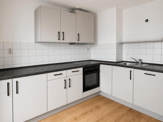 Frisch renovierte Wohnung nahe Goitzsche See: 2 Zimmer, Einbauküche, große helle Räume