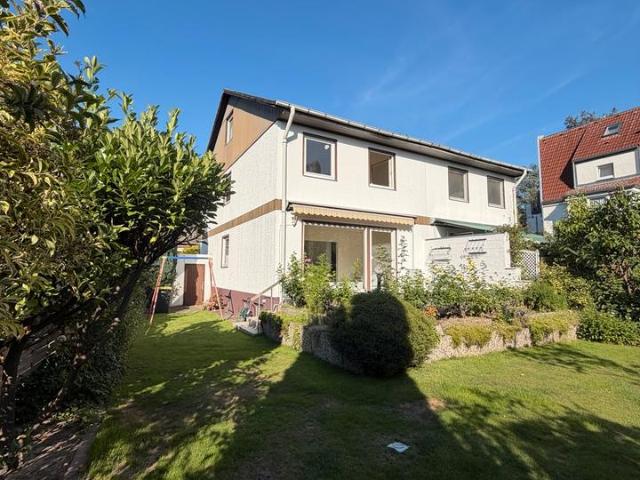 Frisch renovierte Doppelhaushälfte mit Garten & Garage in Buckow