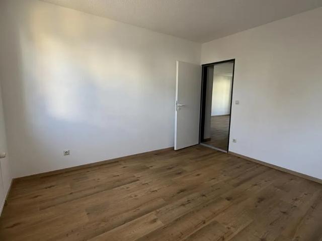 Frisch renovierte, großzügige 2 Zimmer Wohnung mit Tiefgaragen Stellplatz zu vermieten