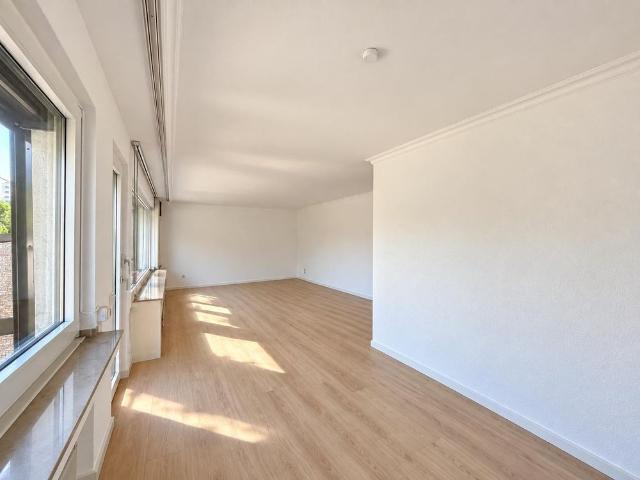 Frisch renovierte, großzügige 3 Zimmer Wohnung mit Balkon im ruhigen 3 Parteien Haus